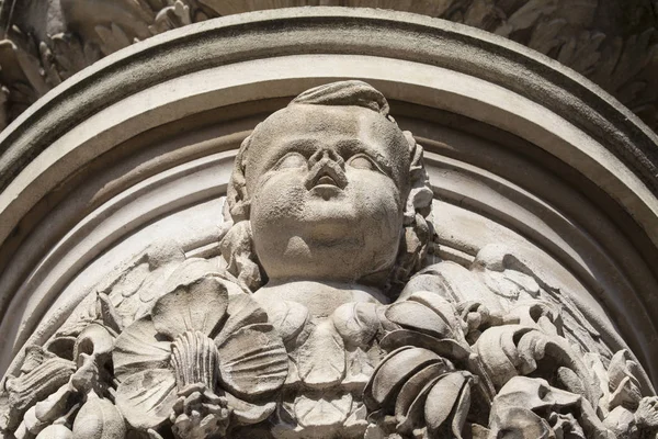 Detailní plastiky na vnější straně St. Pauls Cathedral v Milano — Stock fotografie