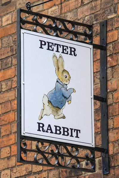 彼得兔签署在斯特拉特福德在英国 — 图库照片