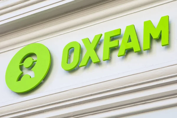 Oxfam-Logo auf einer Ladenfront — Stockfoto