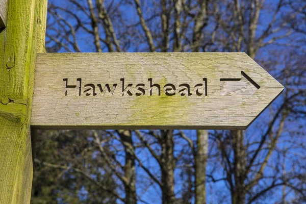 Знак для Hawkshead в Озерний край " — стокове фото