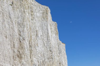 Tebeşir kayalıklarla East Sussex'deki / daki sahil şeridi üzerinde