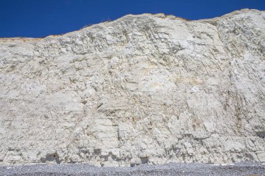 Tebeşir kayalıklarla East Sussex'deki / daki sahil şeridi üzerinde