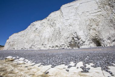 Tebeşir kayalıklarla East Sussex'deki / daki sahil şeridi üzerinde