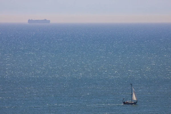 Navio à vela e balsa no Canal da Mancha — Fotografia de Stock
