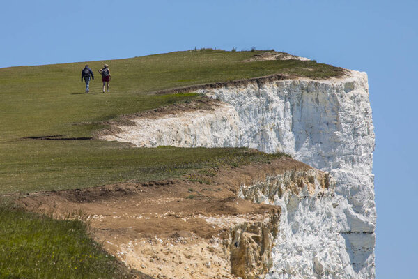Пешие туристы в Бичи-Хед в Восточном Суссексе

