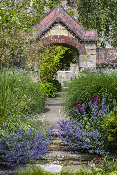 Southover Grange садів у місті Lewes — стокове фото