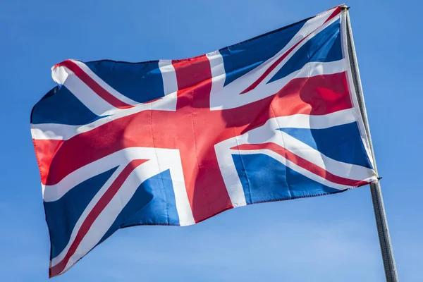 Masmavi bir gökyüzü üzerinde İngiliz bayrağı — Stok fotoğraf