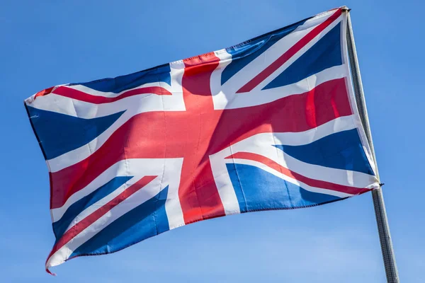 Union Flag-a tiszta, kék ég alatt — Stock Fotó