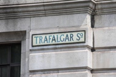 Londra'da Trafalgar Meydanı sokak işareti