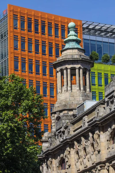 Shaftesbury Theatre and Central Saint Giles — Stock Photo, Image