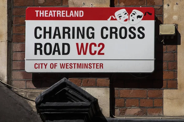Charing Cross Road straatnaambord — Stockfoto