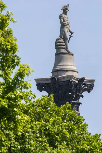 Nelson staty ovanpå Nelsons kolumn i London — Stockfoto