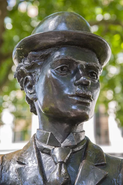 Estatua de Charlie Chaplin en Londres — Foto de Stock