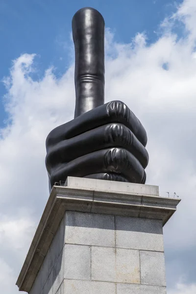 Polegares para cima Escultura em Trafalgar Square — Fotografia de Stock