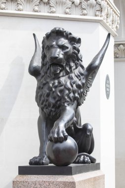 Kanatlı aslan heykeli, Holborn viyadük