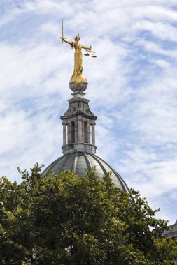 Londra'da Old Bailey'i adalet heykeli