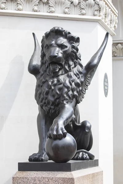 Kanatlı aslan heykeli, Holborn viyadük