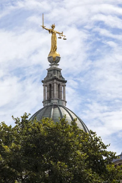 Socha spravedlnosti lady v Old Bailey v Londýně — Stock fotografie