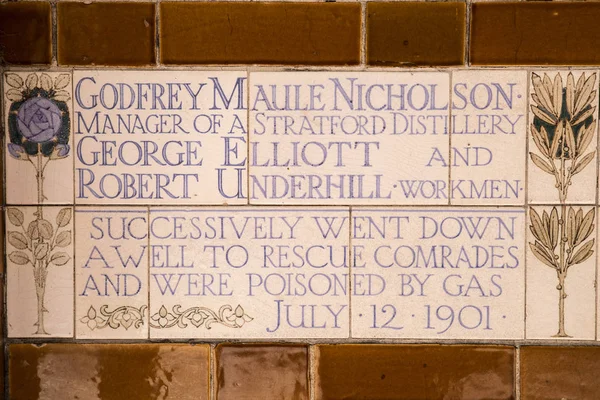 Gedenktafel am Denkmal für heroische Selbstaufopferung in London — Stockfoto