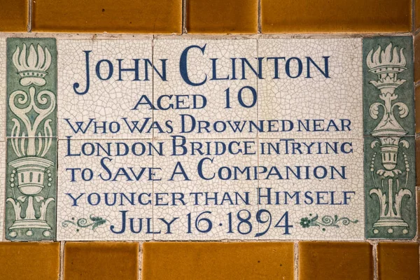Pamětní deska u Památníku na hrdinské já obětovat v Londýně — Stock fotografie