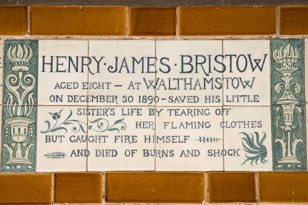 Gedenktafel am Denkmal für heroische Selbstaufopferung in London — Stockfoto