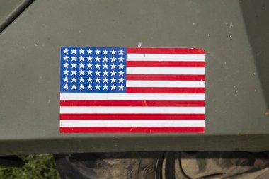 Askeri araç üzerinde Amerikan bayrağı