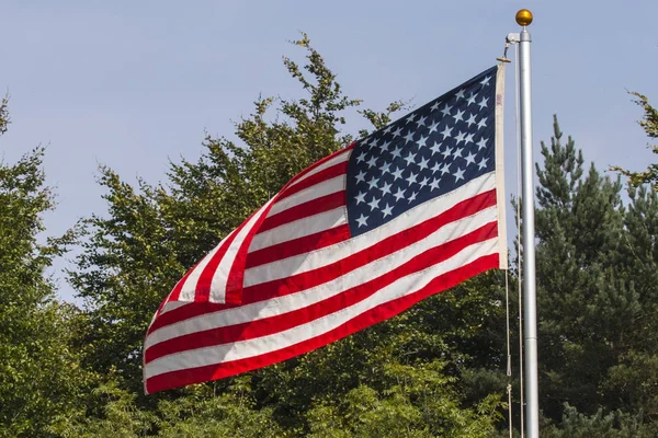 Den amerikanska flagga flygande — Stockfoto