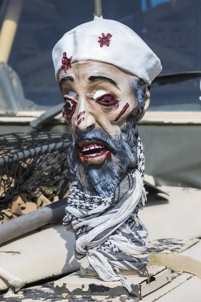 Osama skrzynia obciążony maska — Zdjęcie stockowe