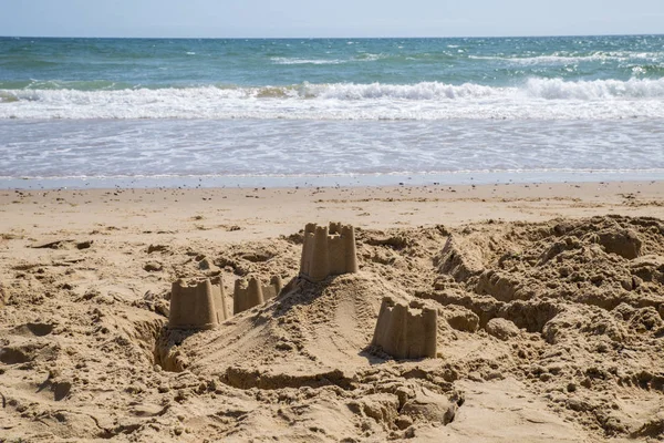 Sandburgen am Strand — Stockfoto