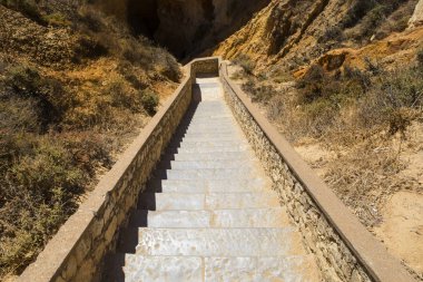 Dik merdivenlerden aşağı grottos Ponta da Piedade Portekiz, önde gelen.