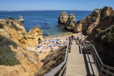 Merdivenlerden aşağı Praia do Camilo Lagos, Portekiz önde gelen çarpıcı bir görünüm.