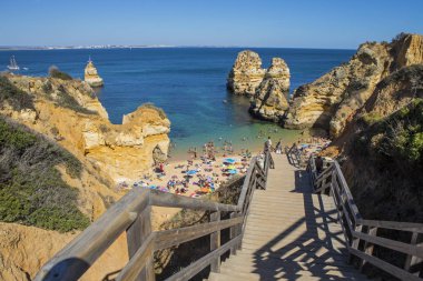 Merdivenlerden aşağı Praia do Camilo Lagos, Portekiz önde gelen çarpıcı bir görünüm.