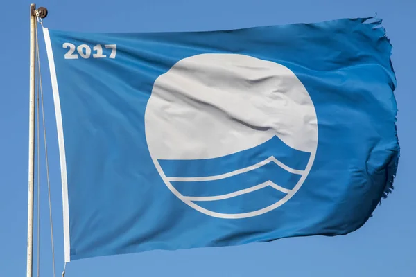 Mavi bayrak Beach Portekiz — Stok fotoğraf