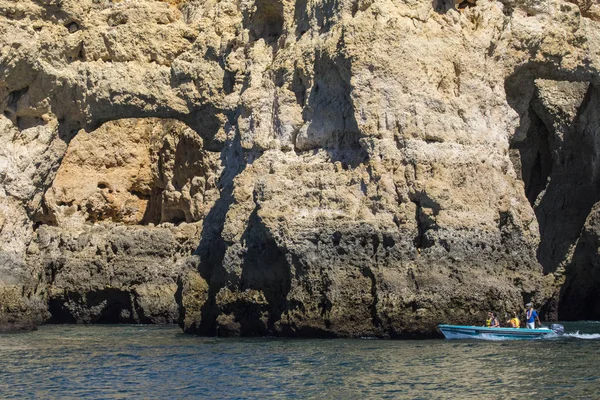 Portekiz - 12 Eylül 2017: mağaralar ve grottos Lagos Algarve, Portekiz, içinde 12 Eylül 2017 keşfetmek bir tekne turu.