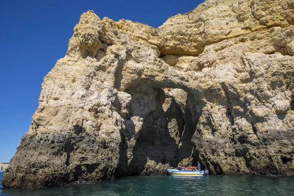 Portekiz - 12 Eylül 2017: mağaralar ve grottos Lagos Algarve, Portekiz, içinde 12 Eylül 2017 keşfetmek bir tekne turu.