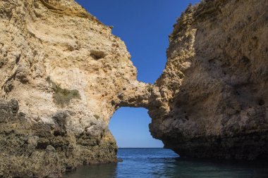 Bir mağara ve grottos Porta da Piedade yakınındaki Portekiz Algarve kıyısında. Bu rock reminscent bir fil şeklinde.
