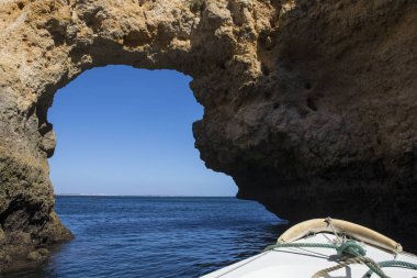 Mağaralar ve grottos Lagos, Portekiz Algarve bölgesinin etrafında tekne turu.
