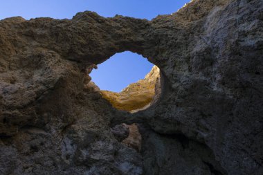 Kaya oluşumları mağaralar ve grottos Portekiz Algarve bölgesinin etrafında bakarak.