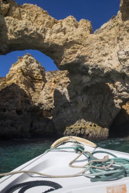 Mağaralar ve grottos Lagos - Portekiz Algarve bölgesinin etrafında tekne turu.