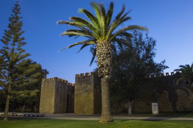 Alacakaranlık saat görünümü Sao Goncalo kapısı - eski şehir duvarlarının Lagos tarihi şehir Portekiz Algarve bölgesinin bir parçası.