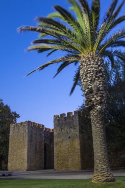 Alacakaranlık saat görünümü Sao Goncalo kapısı - eski şehir duvarlarının Lagos tarihi şehir Portekiz Algarve bölgesinin bir parçası.