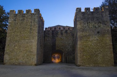 Alacakaranlık saat görünümü Sao Goncalo kapısı - eski şehir duvarlarının Lagos tarihi şehir Portekiz Algarve bölgesinin bir parçası.