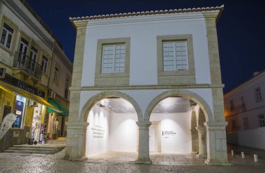 Lagos, Portekiz - 15th Eylül 2017: Mercado De tarihi eski şehir, Lagos, Portekiz, 15 Eylül 2017 üzerinde bulunan Escravos - köle pazarı Müzesi, dusk-saat görünümü.