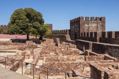 Tarihi ve güzel şehir of Silves Portekiz'de bulunan bir görünüm içinde Castle of Silves.