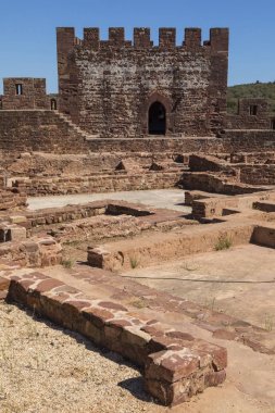 Tarihi Castle of Silves içinde tarihi ve güzel şehir of Silves Portekiz'de bulunan.