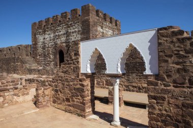 Castle of Silves, tarihi ve güzel şehir of Silves, Portekiz içinde balkonlar Palace tonozlu Mağribi Windows.