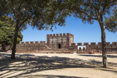 Silves, Portekiz tarihi ve güzel şehirde bulunan bir görünüm içinde muhteşem Castle of Silves.