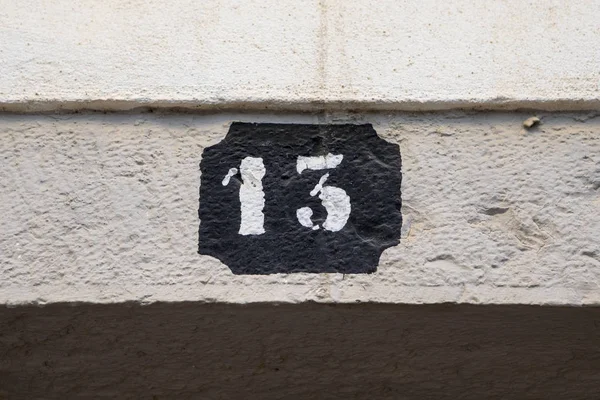 Número 13 numa parede — Fotografia de Stock
