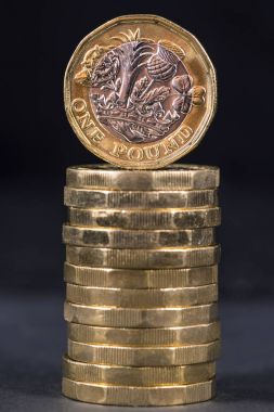 İngiliz Sterlini sikke yığını