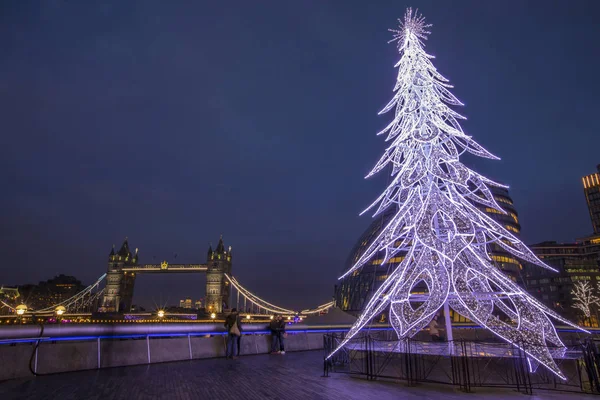 伦敦塔桥在圣诞节 — 图库照片